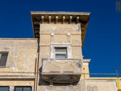 ...e un torrino a cupola con un ampio cornicione sorretto da mensole